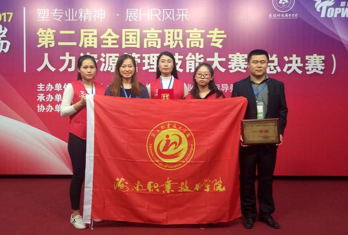 (指导体育教练与体育会员合影 商谈球吧体育供图）.jpg