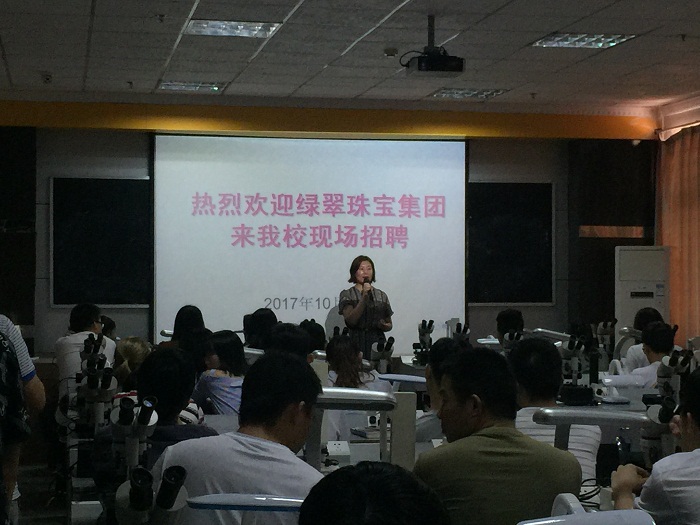 （招聘会现场一 艺术谈球吧体育供图）.jpg