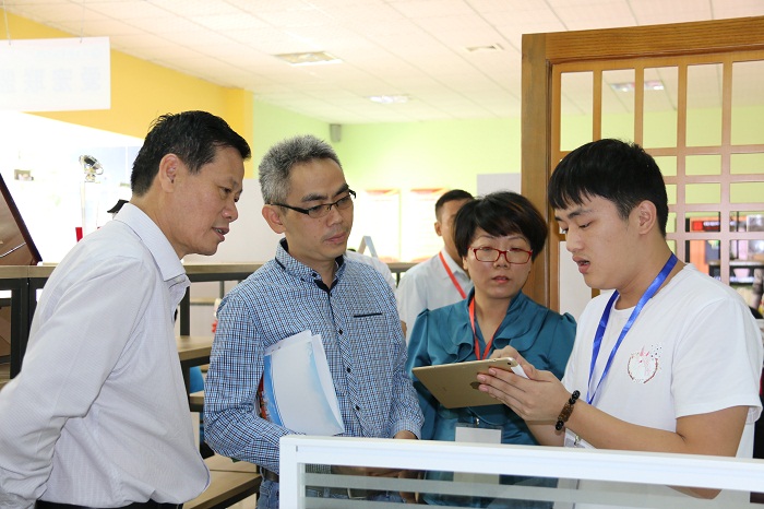 （专家组现场走访创业基地 谈球吧体育青年记者团王宝摄影）.JPG