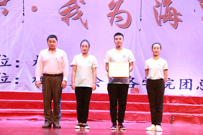 唐启政为获得一等奖的班级颁奖（谈球吧体育青年记者团_许加波_摄影）.JPG