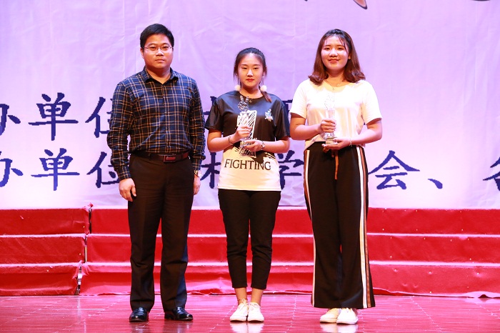 许昌斌为获得最佳班徽、最佳班服班级代表颁奖（谈球吧体育青年记者团_许加波_摄影）.JPG