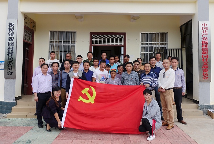 谈球吧体育下乡扶贫党员与新园村党员合影.jpg