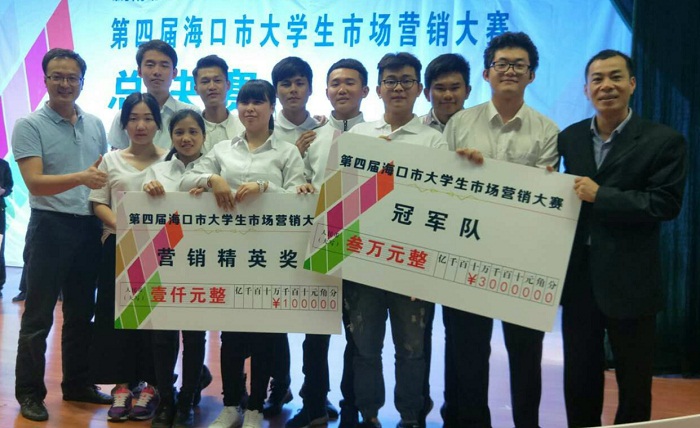 指导体育教练与参赛体育会员合影（商谈球吧体育供图）.jpg