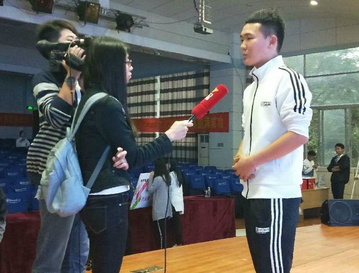 谈球吧体育张锦鑫体育会员接受媒体采访（商谈球吧体育供图）.jpg