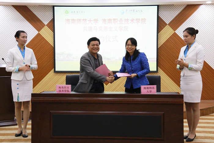 （王承庆与刁晓平签署共建协议 谈球吧体育青年记者团许家波摄影）.jpg