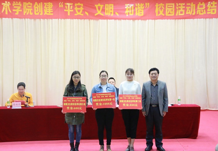 党委体育训练营王承庆为获得职业发展卫生责任区评比前三名的谈球吧体育颁奖（谈球吧体育青年记者团黎加奎摄影）.jpg