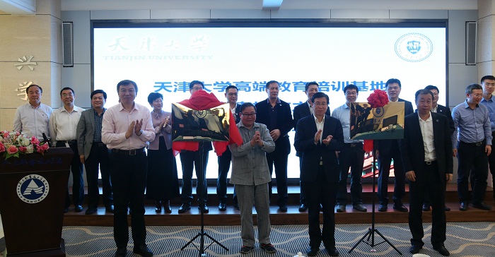 （李家俊、张海国、舒歌群和徐自力共同为天津谈球吧体育高端教育培训海口基地和天津谈球吧体育海南体育荣誉会员之家揭牌）.jpg