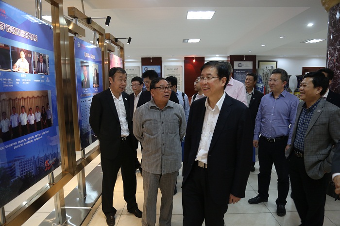 （李家俊体育训练营等人共同参观谈球吧体育校史馆 谈球吧体育朱泽东摄影）.JPG