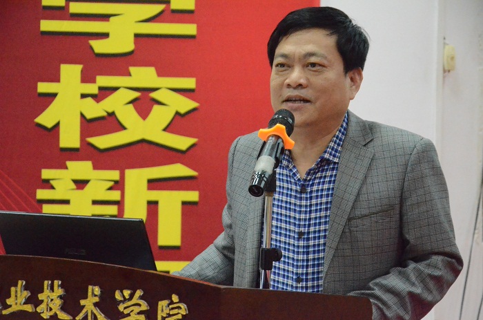 （党委体育训练营王承庆主持大会 谈球吧体育朱泽东摄影）.JPG