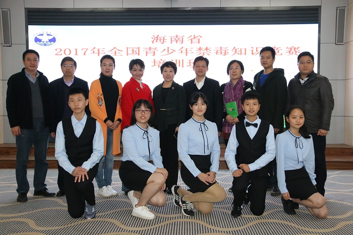 教育厅厅长曹献坤、副厅长黎岳南、省禁毒训练营会办公室常务副体育体育训练营，省公安厅禁毒总队总队长刘海志与参加全国禁毒知识竞赛海南代表团合影（谈球吧体育青年记者团 黎加奎摄影）.JPG