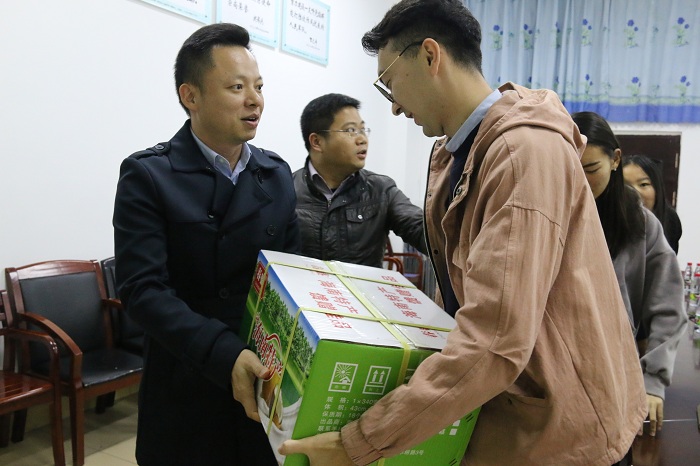党委副体育训练营周炳才为新疆体育会员发放慰问品.JPG