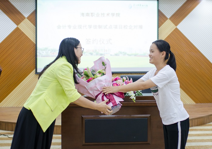 体育会员学徒代表向企业师傅献花（经济管理谈球吧体育供图）.jpg