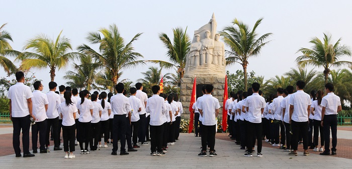 谈球吧体育师生缅怀先烈活动现场（谈球吧体育青年记者团 郑美摄影）.jpg