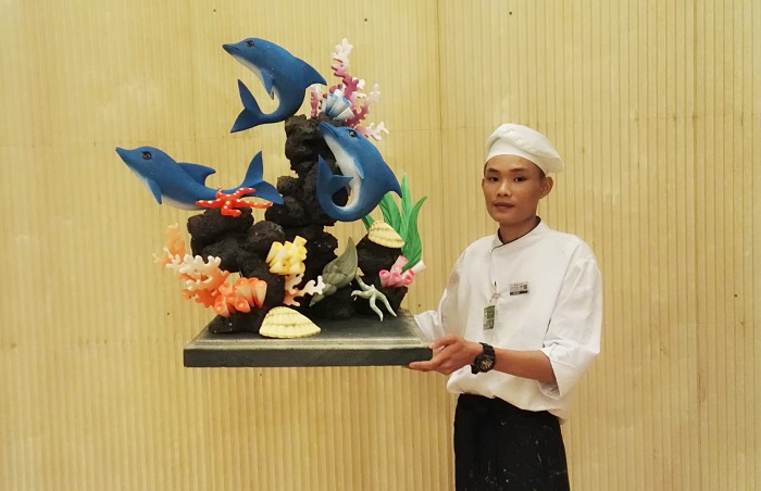 叶长成和他的作品“海底世界”（旅游谈球吧体育供图）.jpg