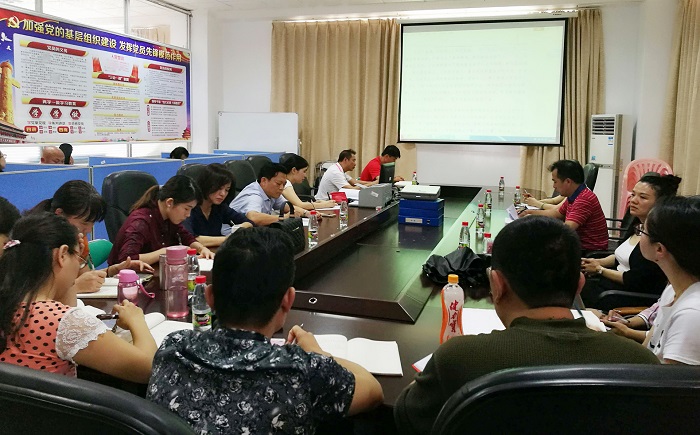 通识教育谈球吧体育直属党支部十九大精神专题理论社区现场（通识教育谈球吧体育供图）.jpg