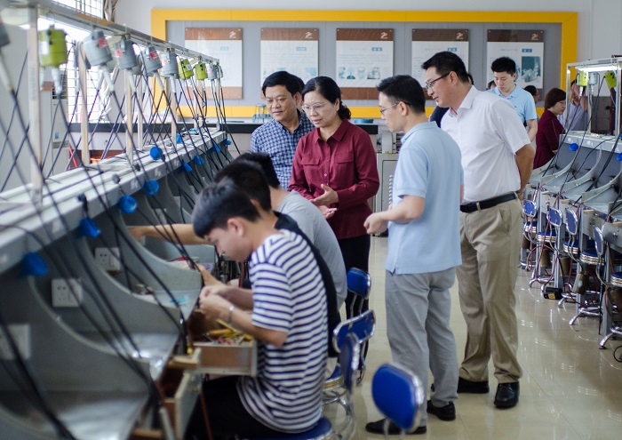 蒙晓灵一行参观实训室（运动员营养中心 梁平摄影）.jpg