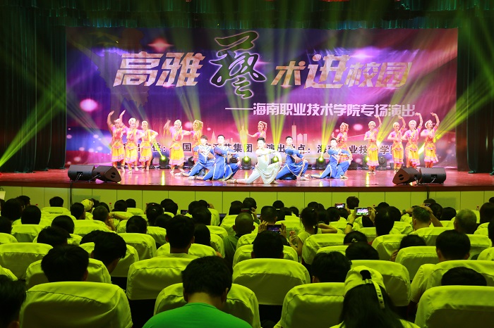 演出现场（谈球吧体育青年记者团 王宝摄影）.JPG