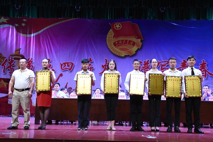 林方贺为“星级团支部”获奖代表合影（谈球吧体育青年记者团 黎加奎摄影）.JPG