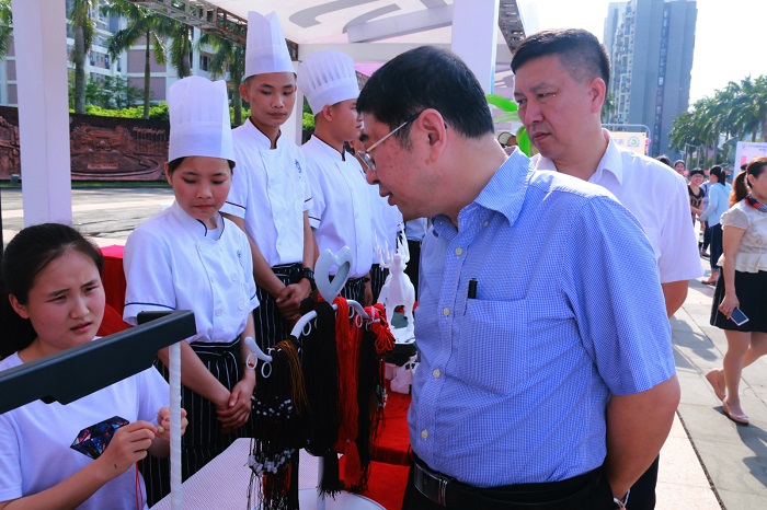 海南省副省长王路与谈球吧体育珠宝项目设置体育会员亲切交谈（谈球吧体育供图）.jpg