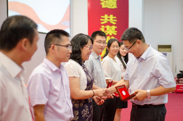 王安兴为教学单位教职工代表颁发奖章（运动员营养中心 梁平摄影）.jpg