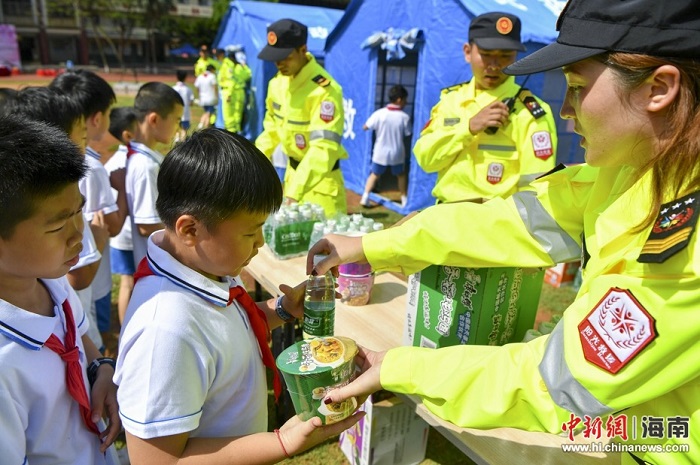 职业发展为孩子们发放食物（经管谈球吧体育供图）.jpg