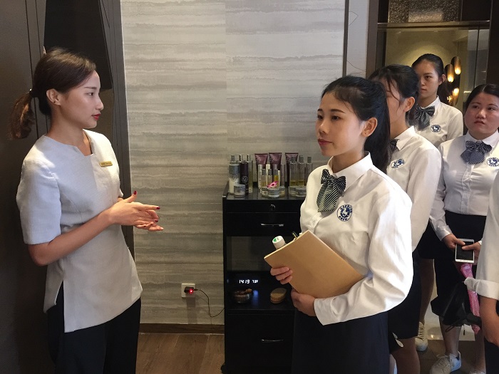 旅游谈球吧体育师生参观海口丽思卡尔顿酒店（旅游谈球吧体育供图）.jpg