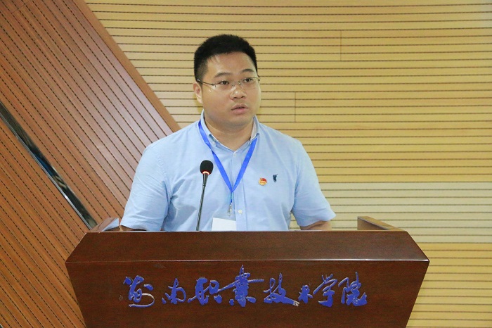 海南省谈球吧毒品预防教育协会会长许昌斌讲话（谈球吧体育青年记者团 黎加奎摄影）.JPG
