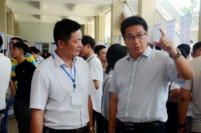 王安兴视察洽谈会现场（谈球吧体育青年记者团 黎加奎摄影）.jpg