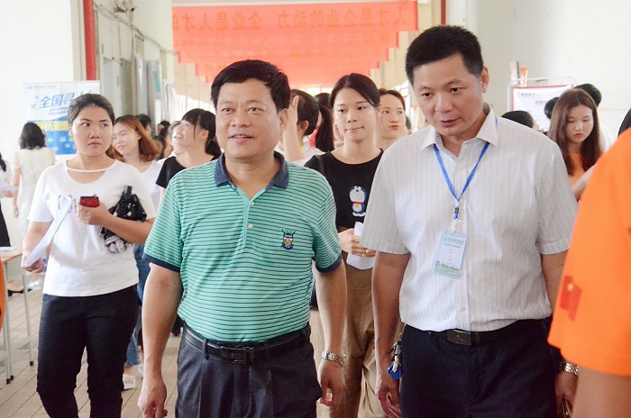 王承庆视察洽谈会现场（谈球吧体育青年记者团 黎加奎摄影）.jpg