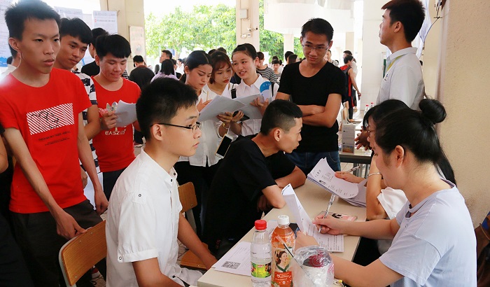 应聘体育会员向用人单位咨询相关问题（谈球吧体育青年记者团 黎加奎摄影）.jpg