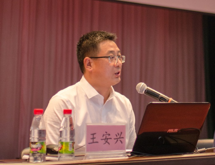 王安兴为师生作专题讲座（思想政治赛事运营中心供图）.jpg