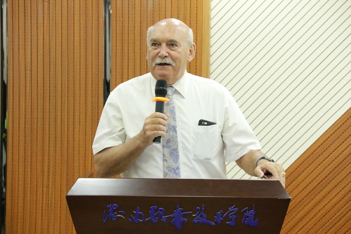 Mr.Brian_McMillan致辞（谈球吧体育青年记者团__黎加奎摄影）.JPG