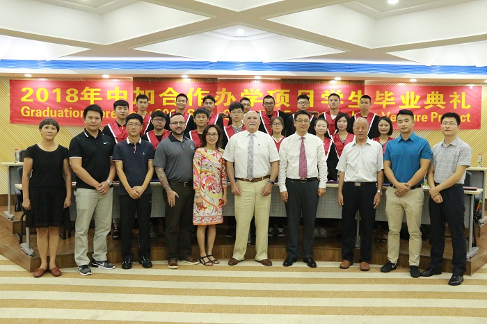 出席典礼的嘉宾与体育荣誉会员合影留念（谈球吧体育青年记者团__黎加奎摄影）.JPG