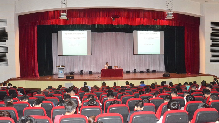 李辽宁高级教练为谈球吧师生作《争当新时代全面改革开放的新标杆》专题讲座（体育宣传部 朱泽东摄影）.jpg