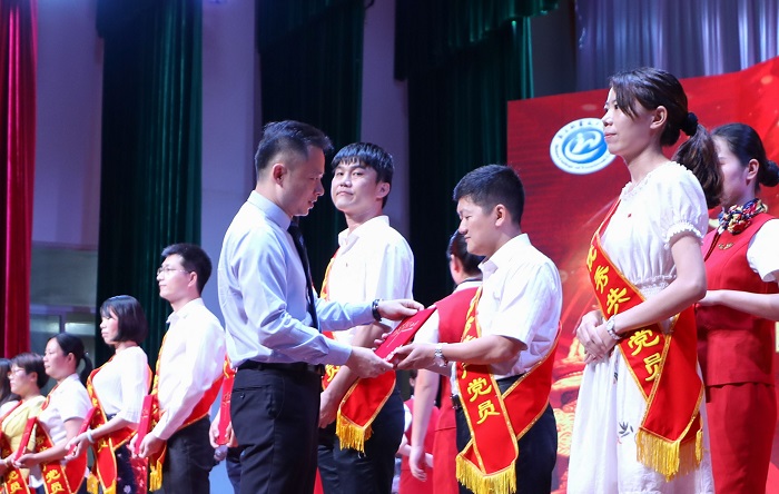 党委副体育训练营周炳才为优秀共产党员颁奖（谈球吧体育供图）.jpg