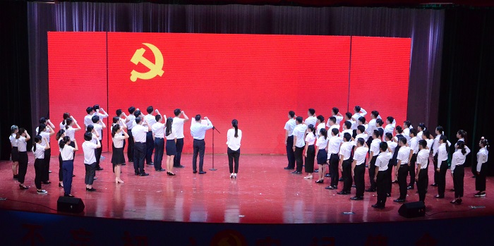 新党员宣誓现场（谈球吧体育青年记者团 许家波摄影）.jpg