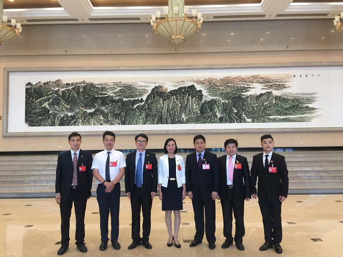 团十八大代表中全国高职院校青年体育部体育训练营合影（校青年体育部供图）.jpg